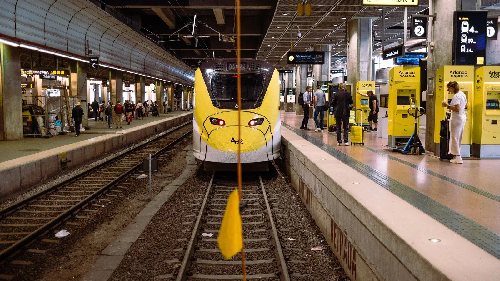Arlanda Express vid en plattform på Stockholm Central med resenärer och bagage